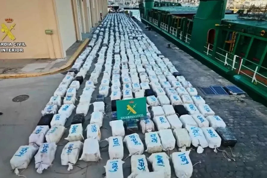 Brojne upakovane pošiljke izložene na obali pored broda, sa grbom Guardia Civil.