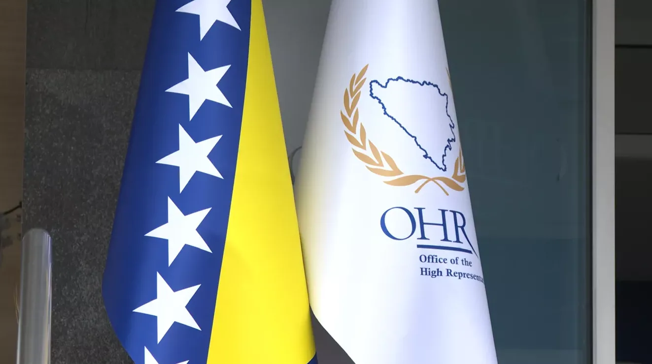 Zastava Bosne i Hercegovine pored zastave Ureda Visokog predstavnika