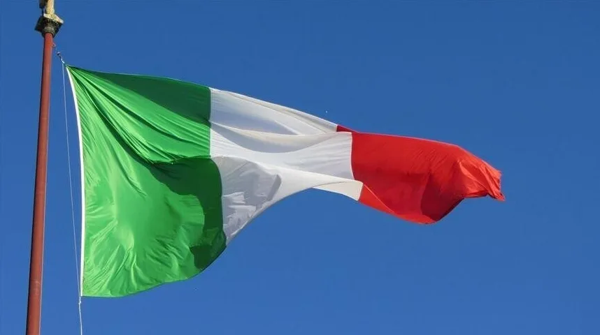 Italijanska zastava koja vijori na jakom vjetru na plavom nebu