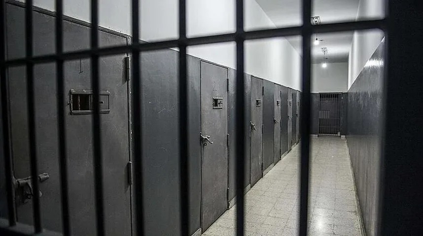 Hodnik sa rešetkama ispred zatvorskih ćelija