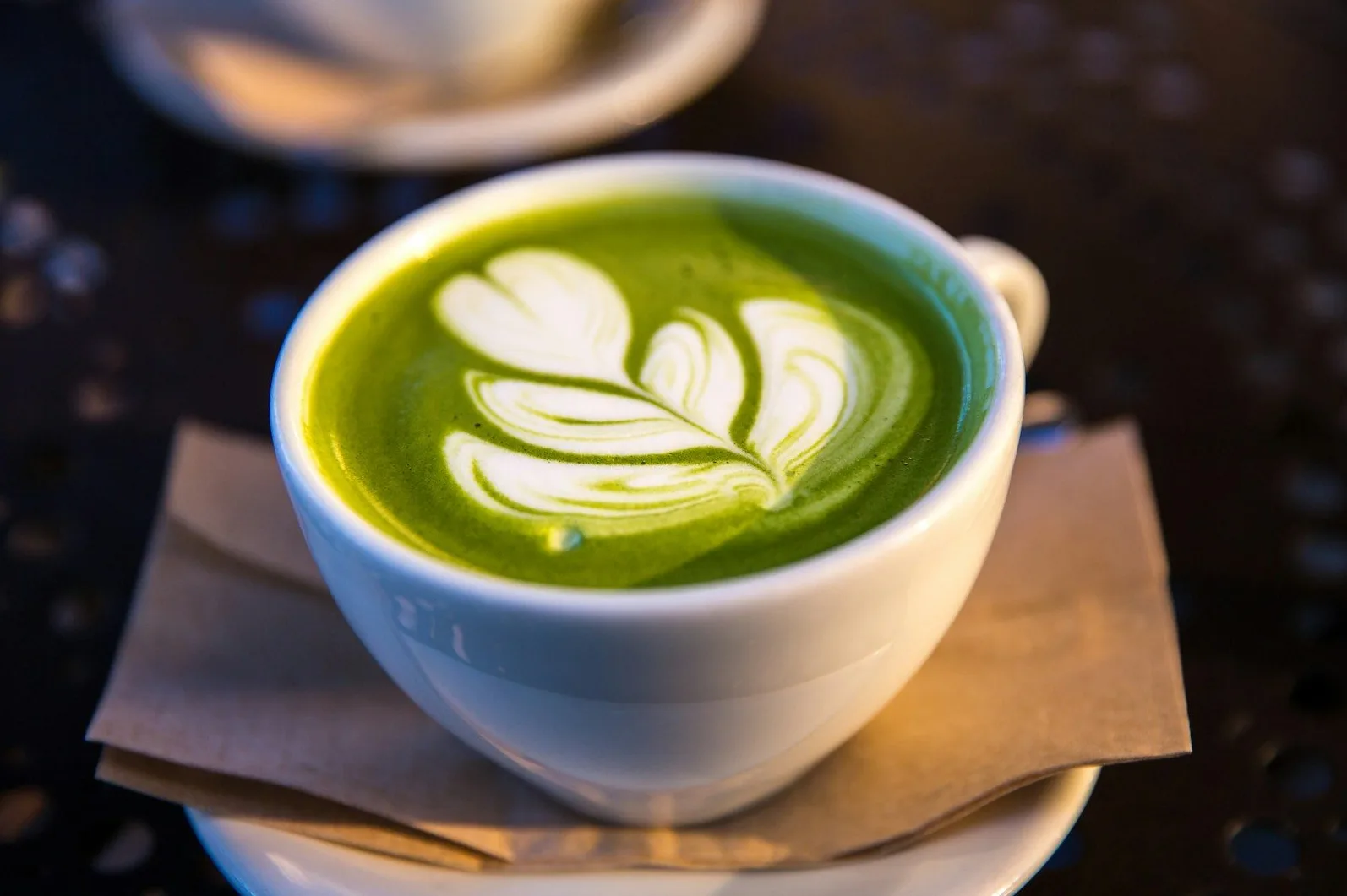 Šolja matcha zelenog čaja sa umjetnošću latte pjene
