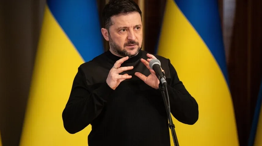 Volodimir Zelenski govori pred ukrajinskom zastavom