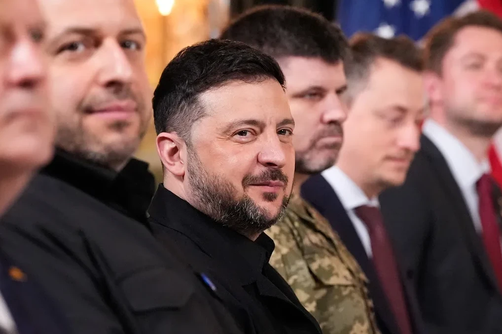 Volodimir Zelenski sjedi pored ostalih zvaničnika