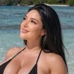 Claudia Rivier oduševila fanove: U minijaturnom bikiniju pokazala zanosne obline na plaži