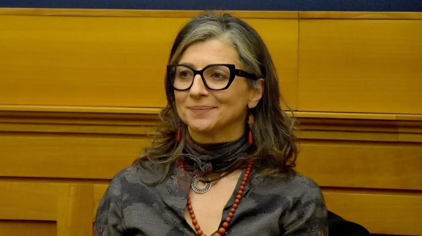 Žena s naočarima i ogrlicom