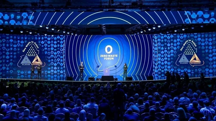Dva govornika na pozornici na Zero Waste Forumu pred publikom