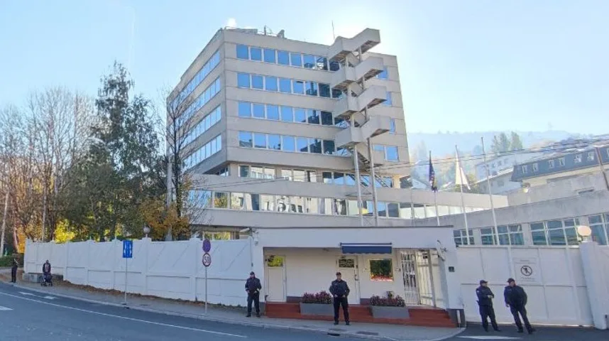 Zgrada ambasade sa zastavom Bosne i Hercegovine i zastavom Evropske unije, obezbjeđenje ispred ulaza.