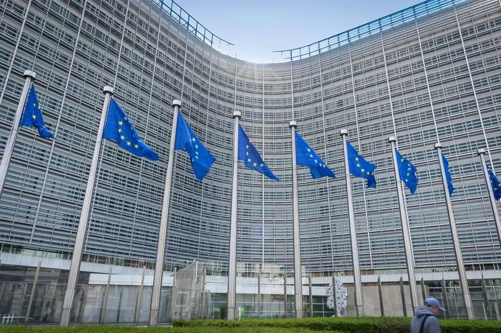 Zastave Evropske unije ispred zgrade Evropske komisije