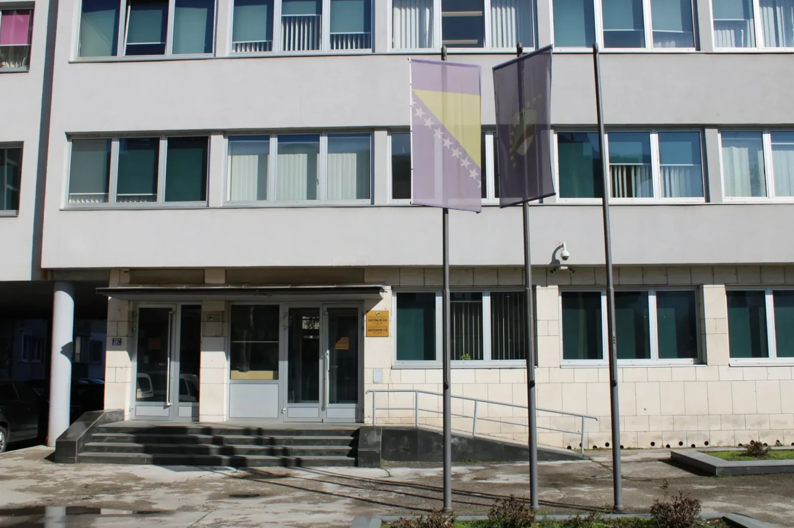 Zgrada Kantonalnog suda sa zastavama Bosne i Hercegovine i Federacije BiH
