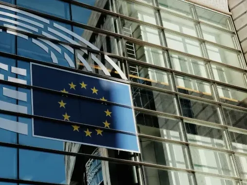 Zgrada Evropske unije sa zastavom EU na fasadi