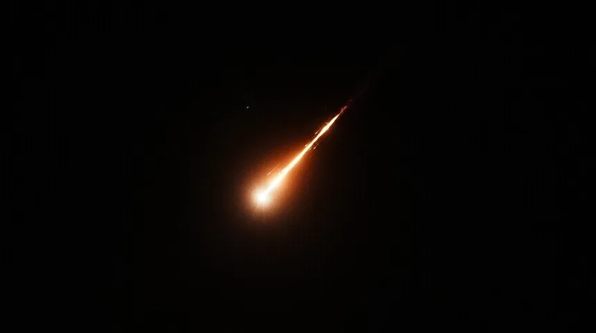 Svjetleći meteor ili zvijezda padalica na tamnom noćnom nebu.