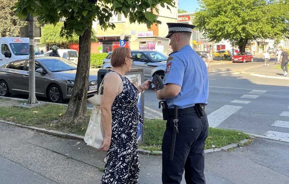 Akcija u Gradišci: Policija dijelila letke protiv droga i apelovala na prijavu sumnjivih slučajeva Akcija u Gradišci: Policija dijelila letke protiv droga i apelovala na prijavu sumnjivih slučajeva