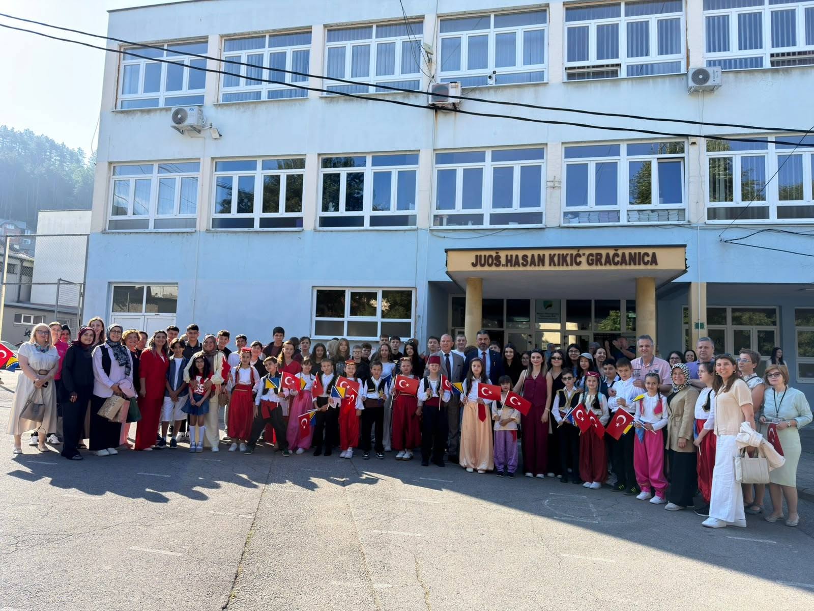 Učenici iz Istanbula stigli u Gračanicu: Srdačan doček u školi Hasan Kikić
