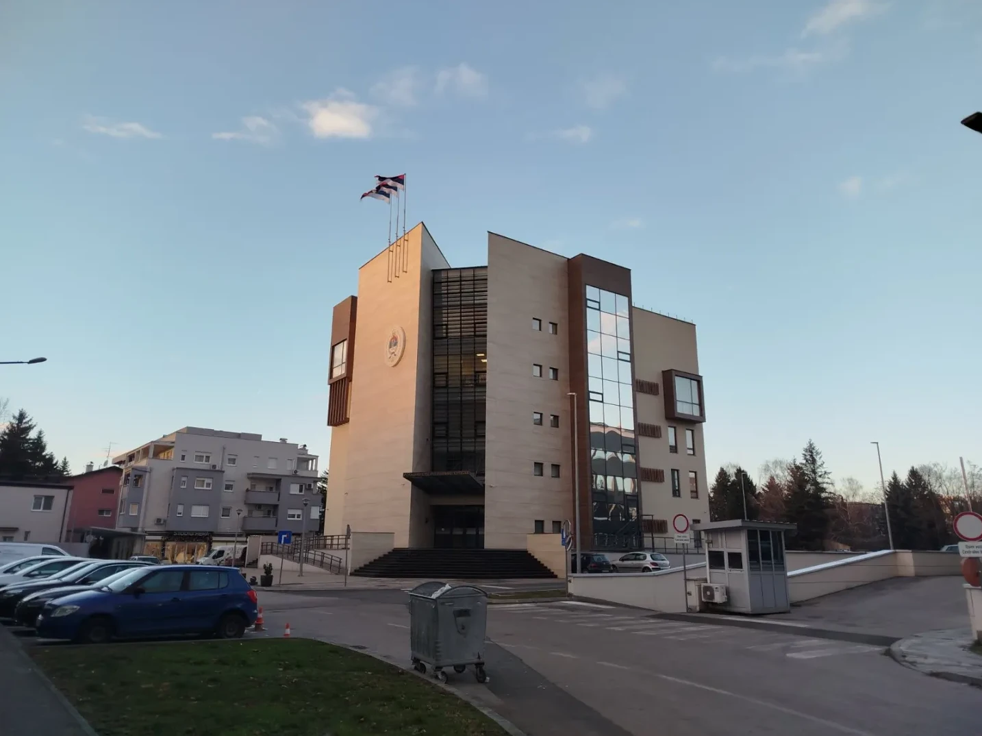 Savremena administrativna zgrada sa zastavama na vrhu, u gradu Doboju.