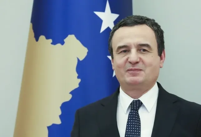 Premijer Kosova Albin Kurti ispred zastave Kosova