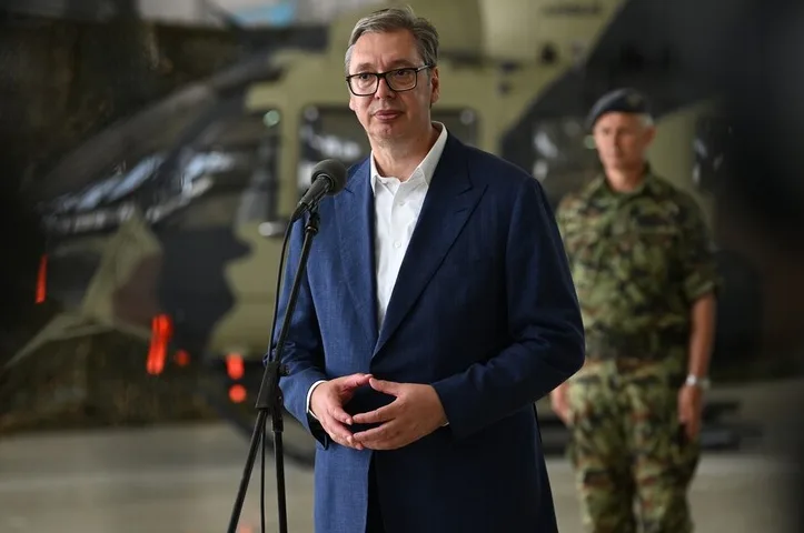 Aleksandar Vučić govori pred mikrofonom, u pozadini vojnik u uniformi