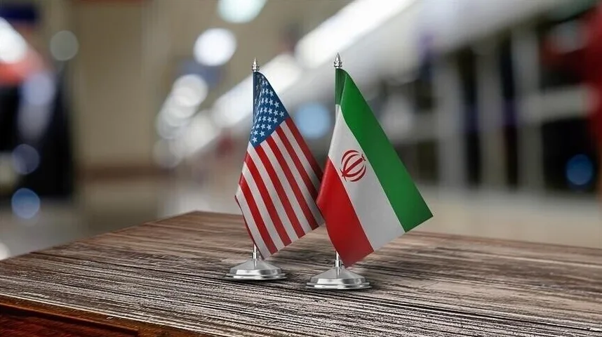 Američka i iranska zastava na stolu