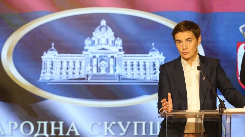 Ana Brnabić, predsjednica Vlade Srbije, drži govor iza postolja na kojem je logo Narodne skupštine Republike Srbije.