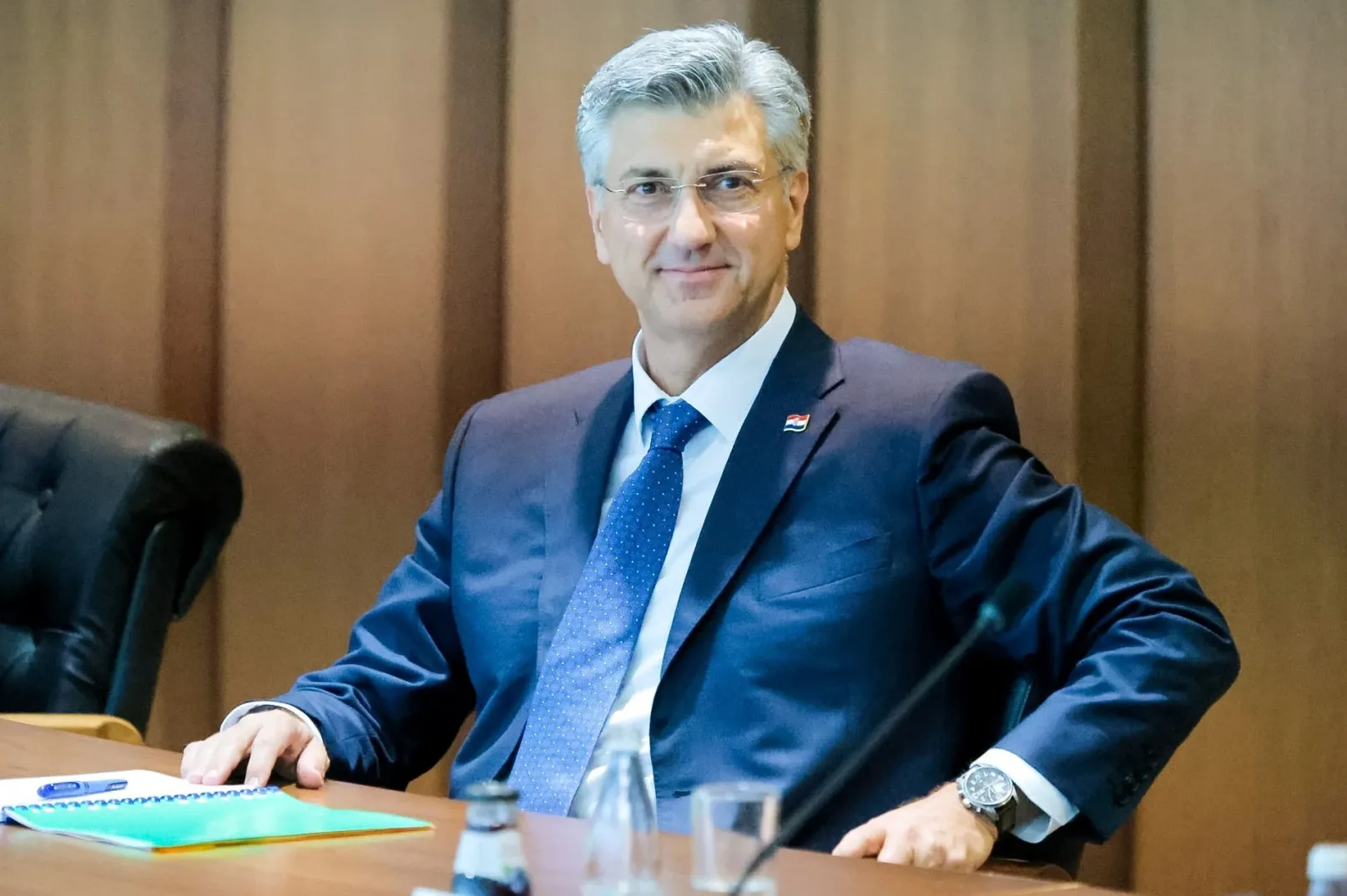 Portret Andreja Plenkovića u tamnoplavom odijelu sa bijelom košuljom i plavom kravatom.