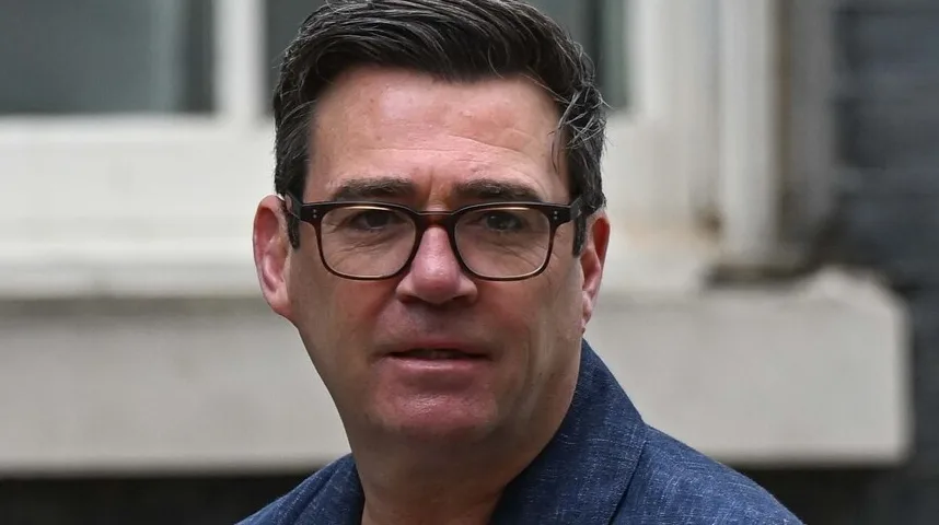 Portret Andyja Burnhama, gradonačelnika Greater Manchester-a, u naočalama.