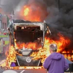 Neredi u Belfastu: Protesti prerasli u nasilje, zapaljen autobus