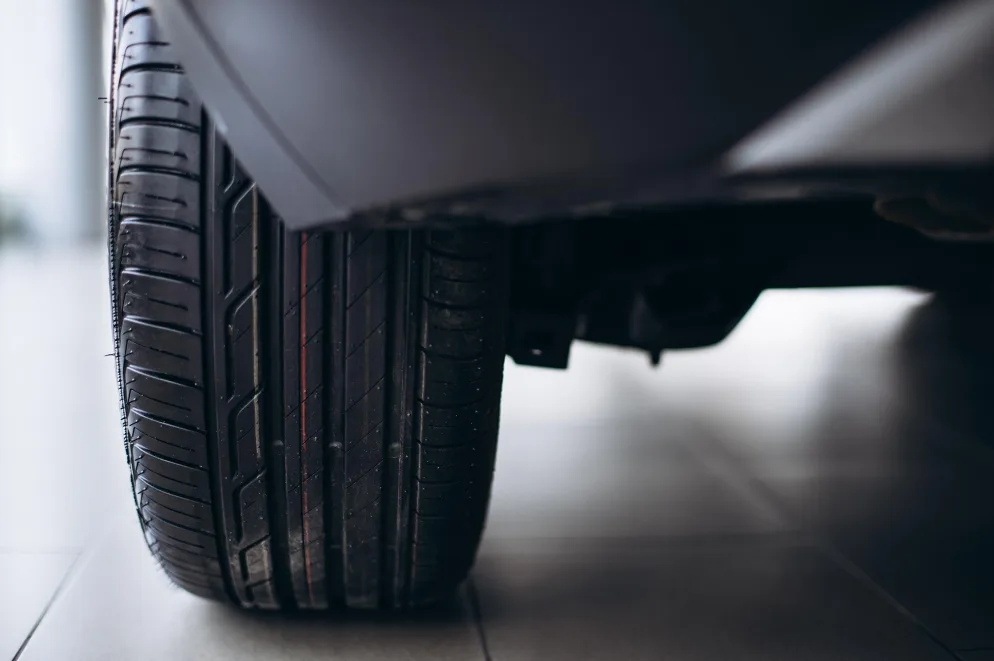 Detaljan prikaz automobilske gume i dijela karoserije
