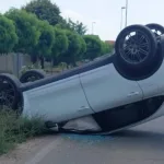 U Janji kod Bijeljine: Automobil nakon udara u stub završio na krovu, vozač hitno prevezen u bolnicu
