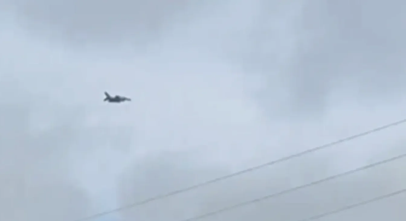 Avion u letu na nebu sa oblacima.