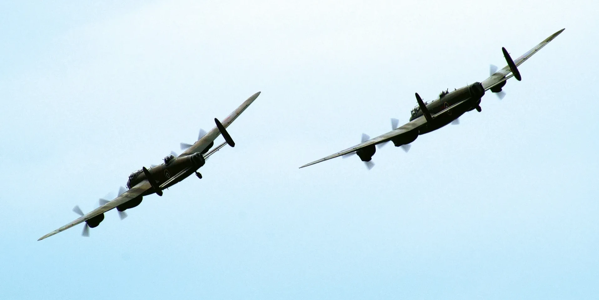 Avion Lancaster u letu sa drugim avionom u pozadini, na nebu