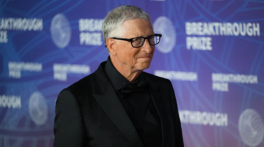 Bill Gates nosi crno odijelo i leptir mašnu na ceremoniji Breakthrough Prize.