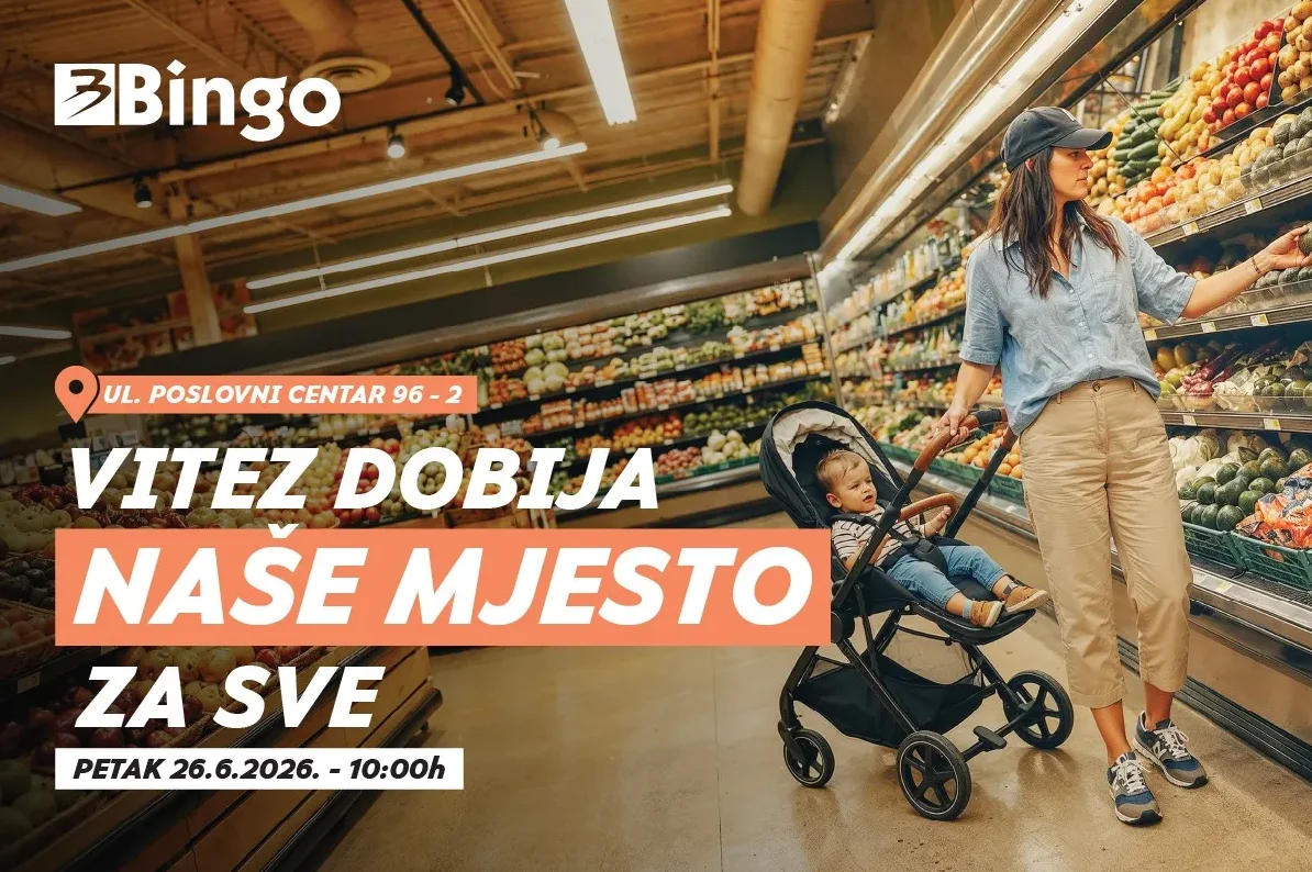 Žena s djetetom u kolicima u Bingo prodavnici, kupuju namirnice pored polica sa voćem i povrćem.