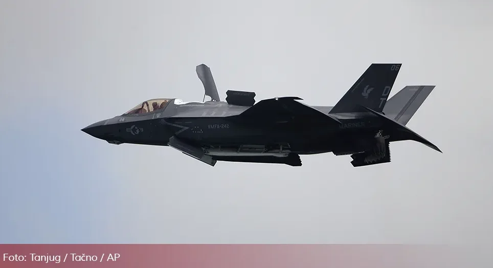 Crni borbeni avion F-35 u letu sa otvorenim poklopcem motora i pilotskom kabinom.