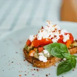 Mediteranski tost sa feta sirom: Brzinski obrok za sve prilike