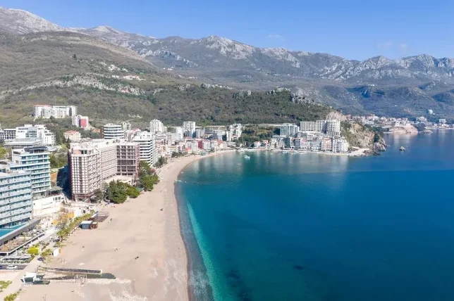 Pogled iz zraka na pješčanu plažu i hotelske komplekse u Budvi, Crna Gora.