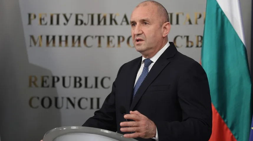 Bugarski predsjednik Rumen Radev govori za govornicom uz bugarsku zastavu u pozadini
