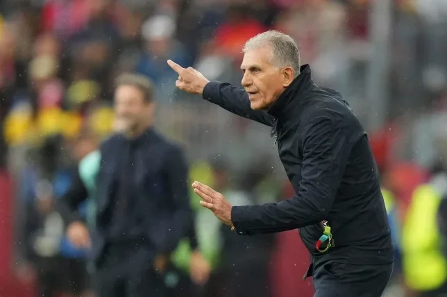 Carlos Queiroz, trener, daje upute igračima na nogometnoj utakmici.