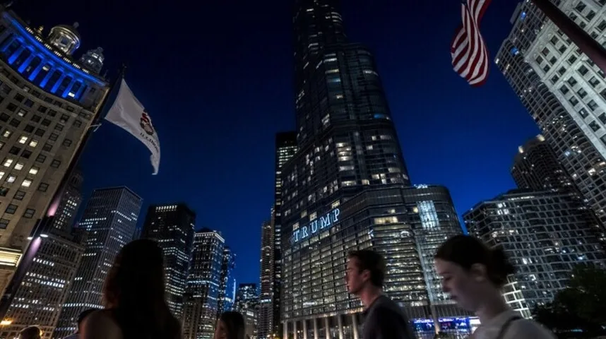 Donald Trump International Hotel and Tower u Chicagu noću, sa osvijetljenim natpisom