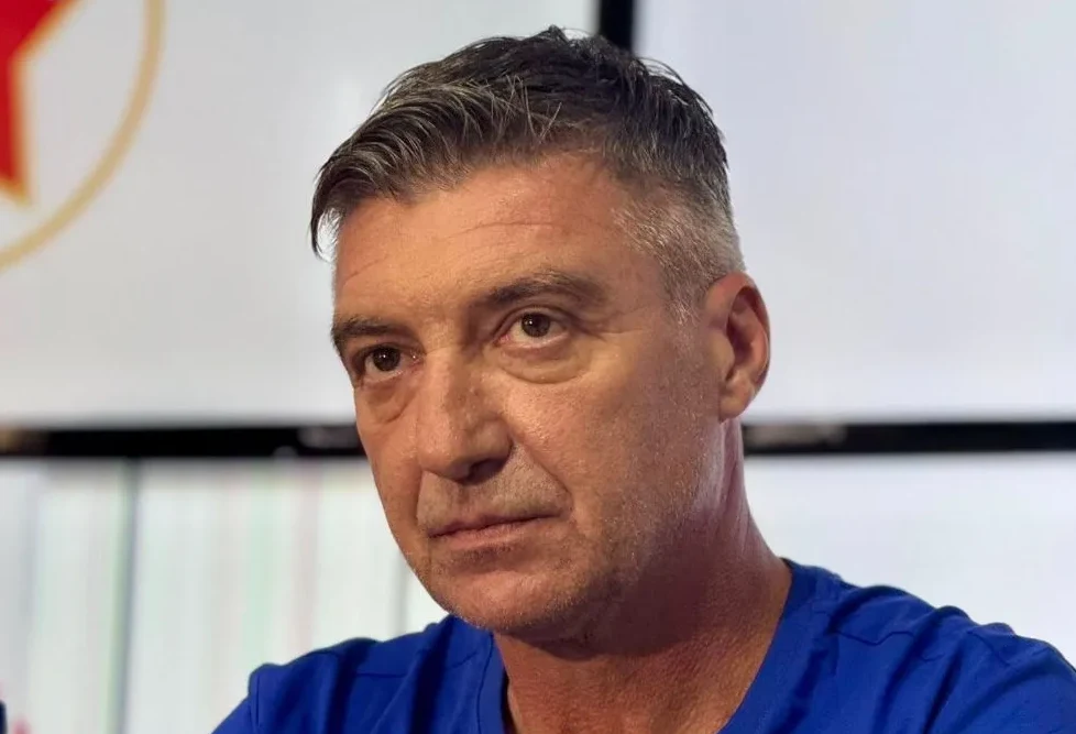 Portret muškarca u plavoj majici