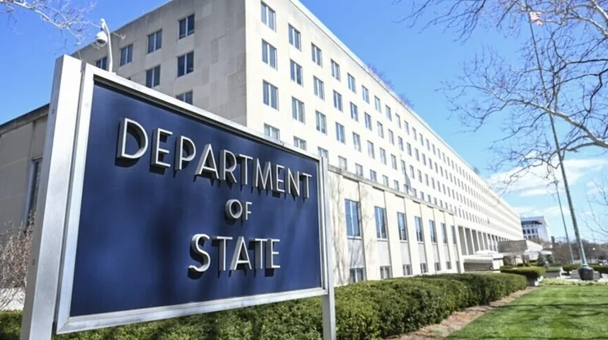 Prednji dio zgrade Ministarstva vanjskih poslova Sjedinjenih Američkih Država sa natpisnom tablom.