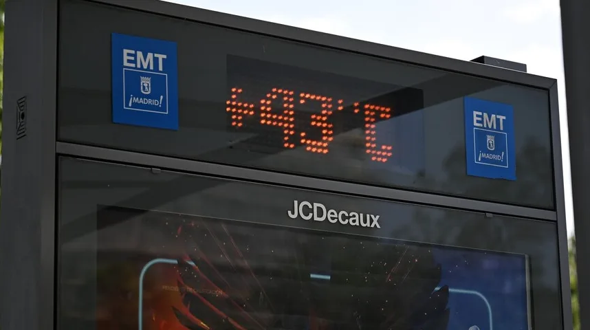 Digitalni termometar pokazuje 43°C na javnoj površini u Madridu, sa logotipom EMT (Empresa Municipal de Transportes) i grbom Madrida.