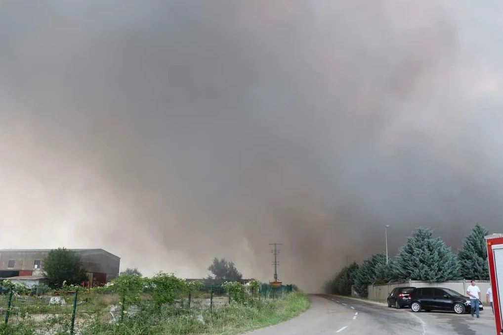 Veliki oblak dima iznad industrijske zone i naselja.