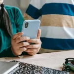 Andrej Babiš potvrdio: Mobiteli zabranjeni u češkim školama od 2027.