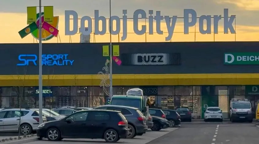 Tržni centar Doboj City Park sa natpisom i logoima radnji Sport Reality, BUZZ i Deichmann.