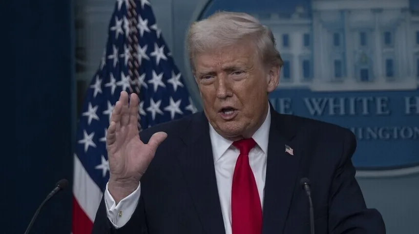 Donald Trump govori ispred američke zastave
