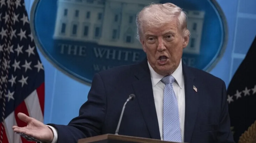 Donald Trump govori u mikrofon ispred Bijele kuće