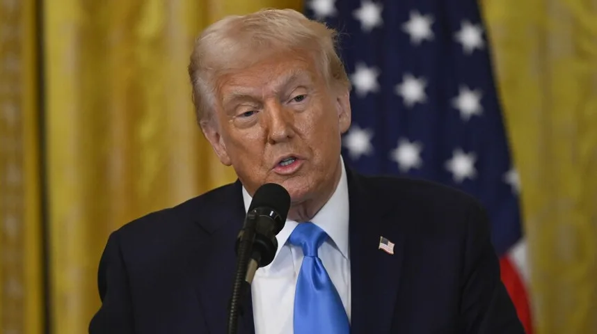 Donald Trump govori za mikrofon
