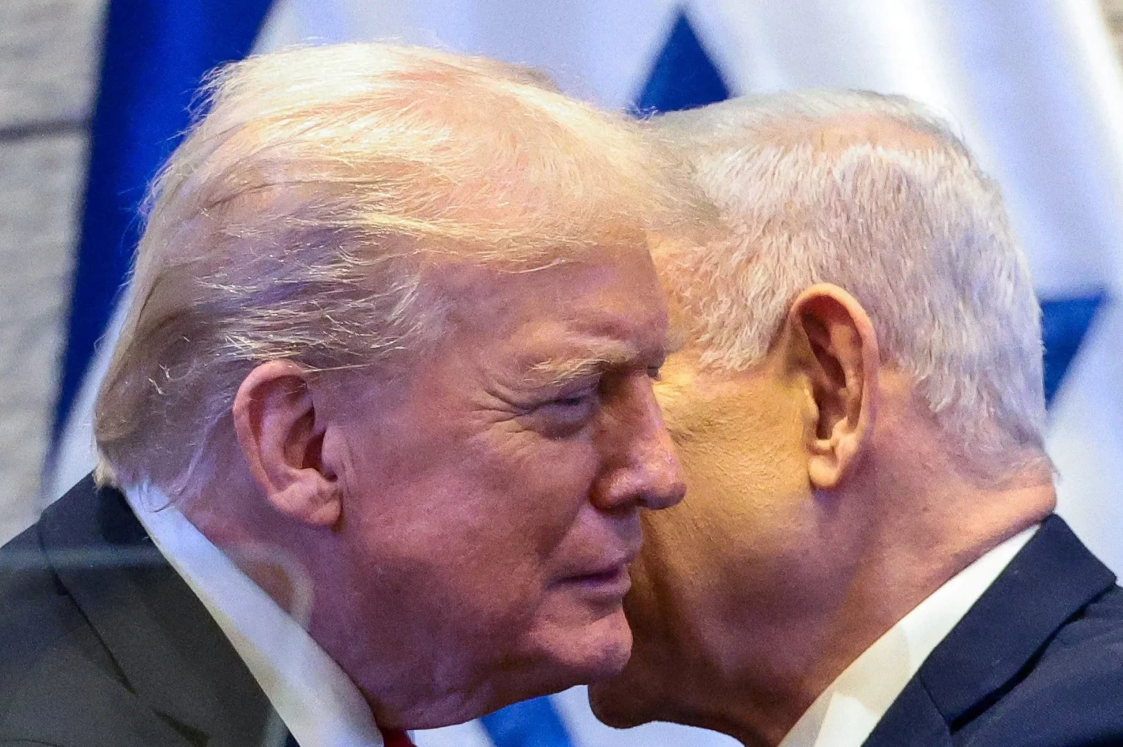 Donald Trump i Benjamin Netanyahu u povjerljivom razgovoru