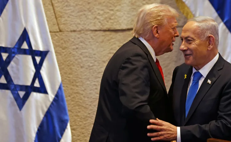 Donald Trump i Benjamin Netanyahu se rukuju