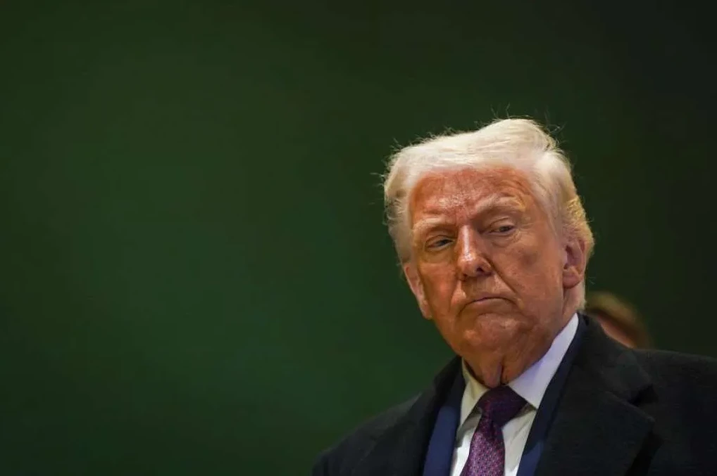 Donald Trump s bijelom kosom i tamnim odijelom gleda prema lijevo