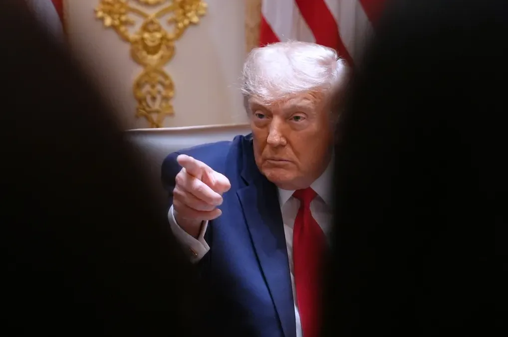 Donald Trump pokazuje prstom